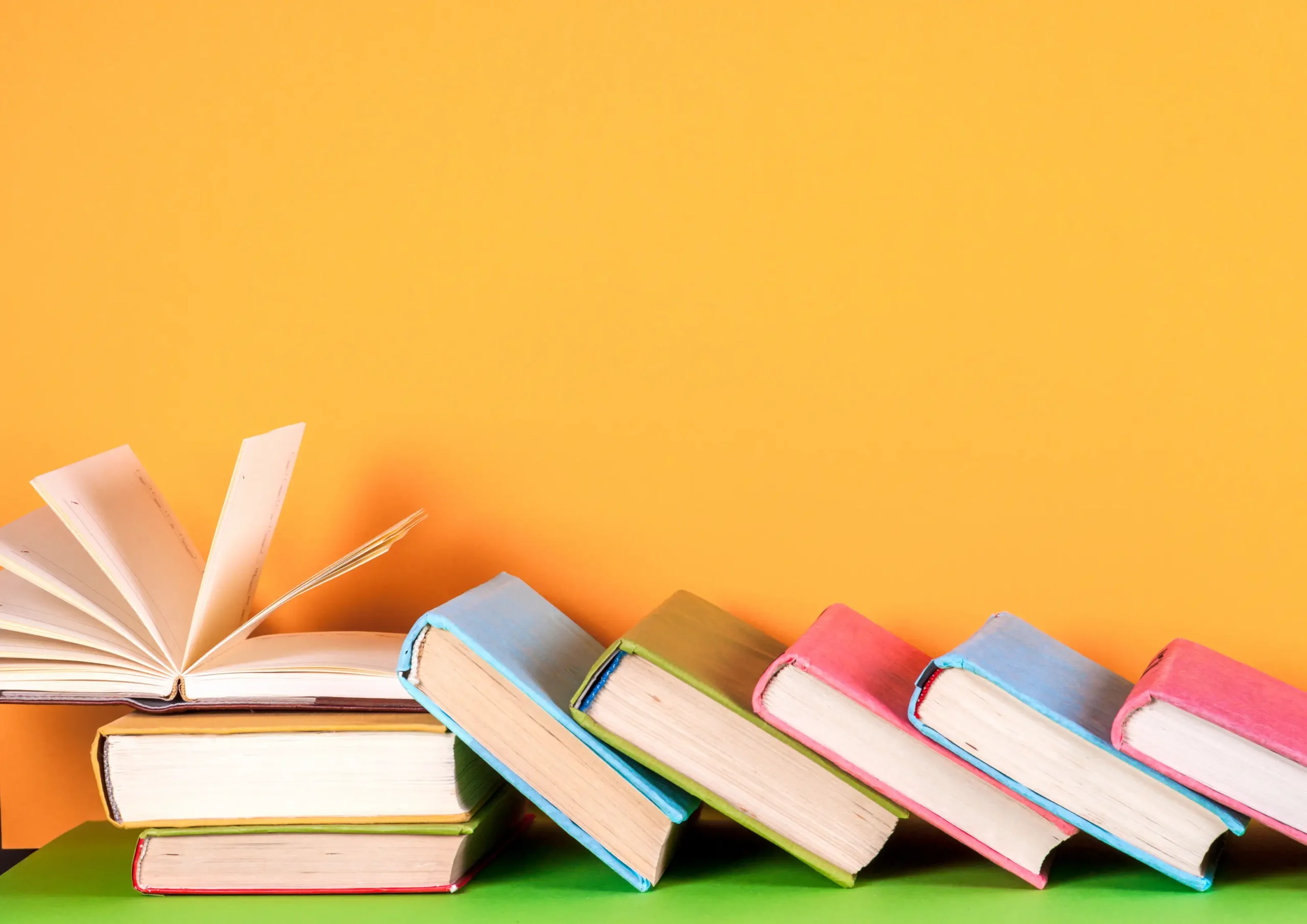 Storytelling vanuit boeken met een gele achtergrond.